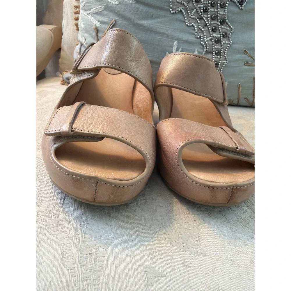JOHNSTON & MURPHY. TRICIA GOLD WEDGE SLIDE SIZE 7